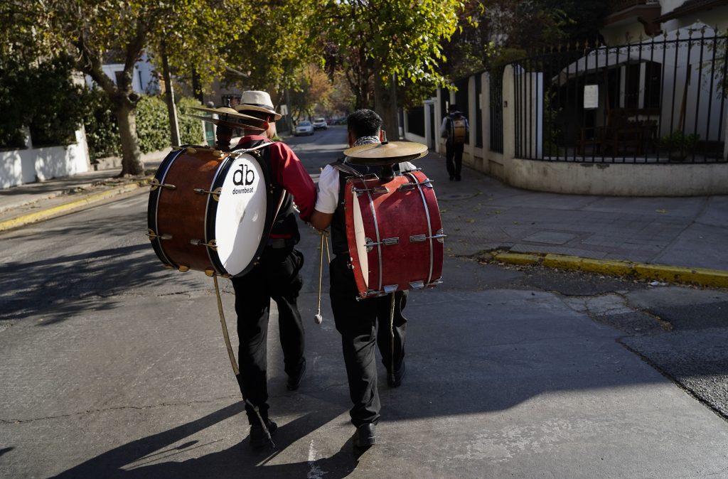 Chinchineros Alegran A Vecinos En Edificios De uoa